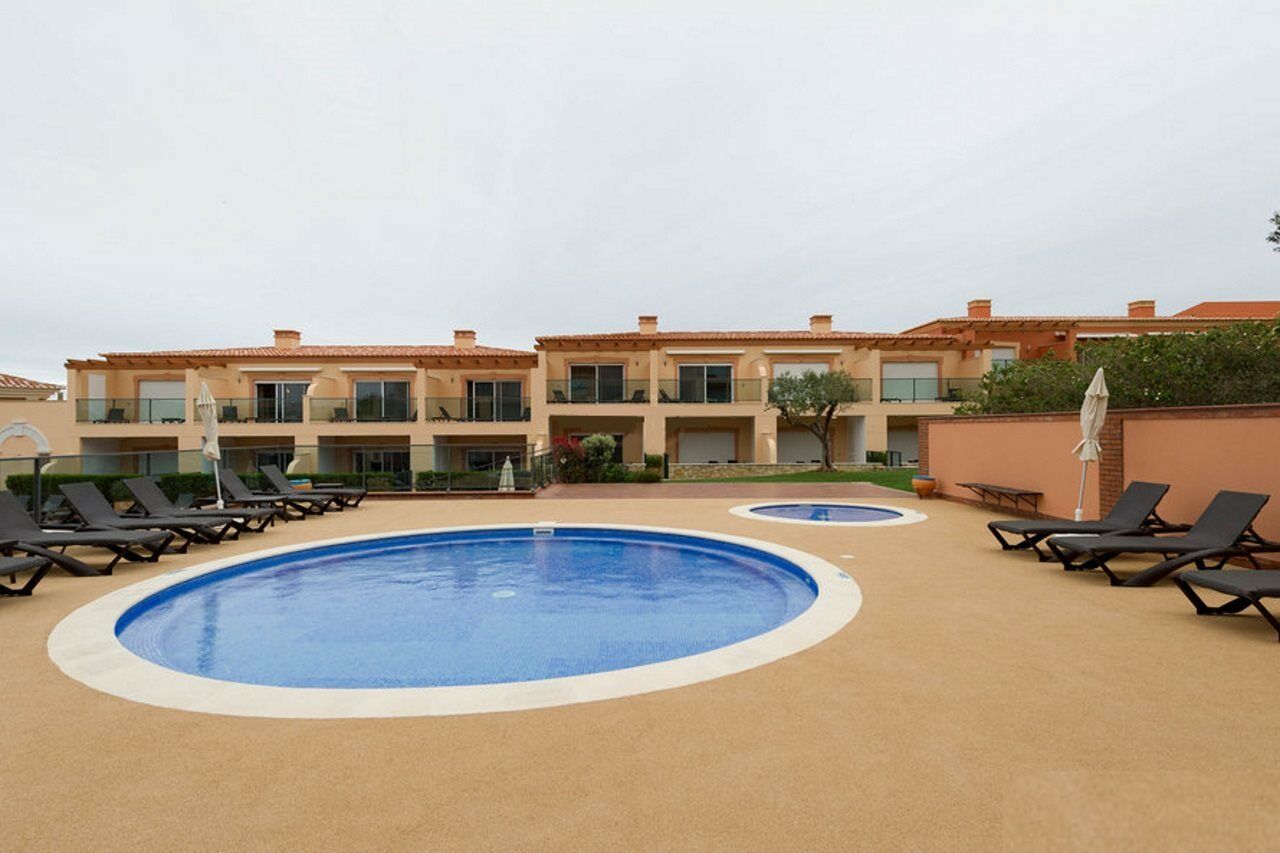 Boavista Golf&Spa - Bela Colina Village Lagos Esterno foto A swimming pool with a safety cover